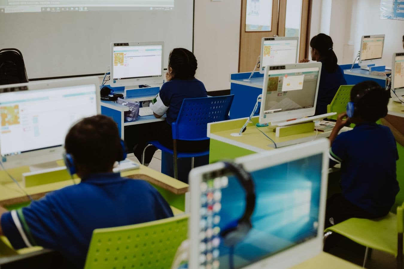 Các em nhỏ thực hành kỹ năng số trên máy tính trong lớp học